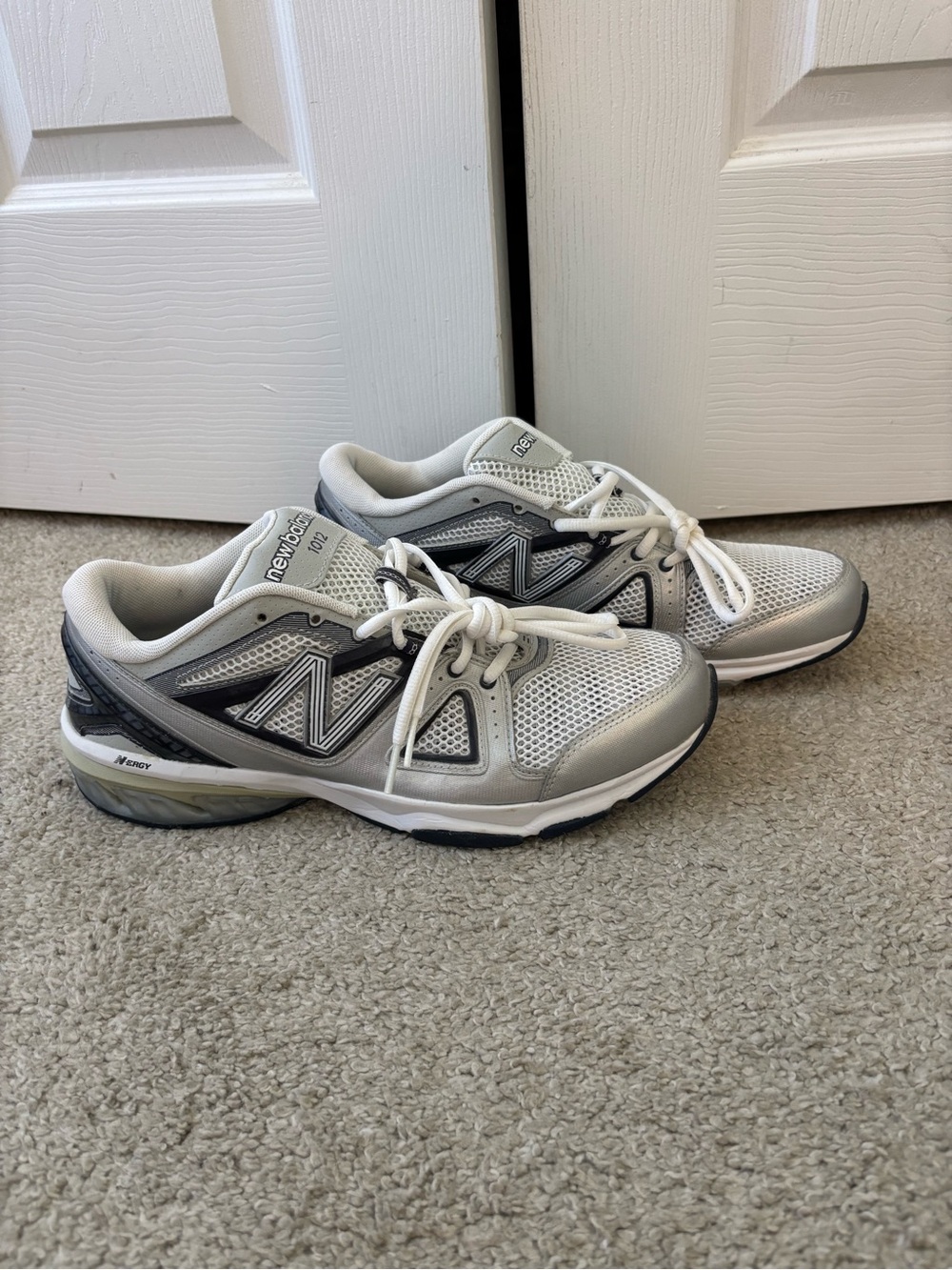 New Balance Silver White Athletic Sneakers Men’s 10
